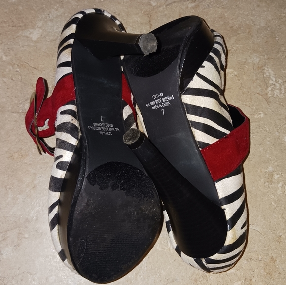 🦓 Cute Zebra Print Mary Jane Heels With Red Buckle 🦓 - Picture 13 of 14